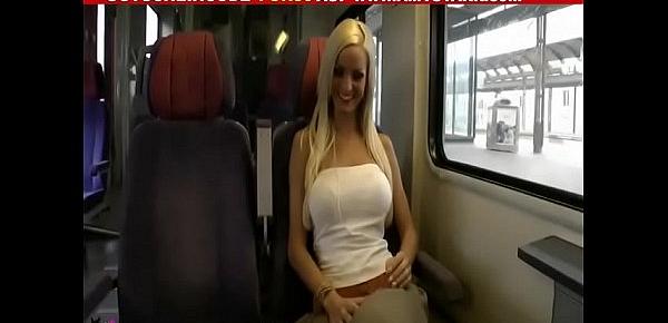 Im ZUG richtig geil in Arschloch und Pussy gehämmert
